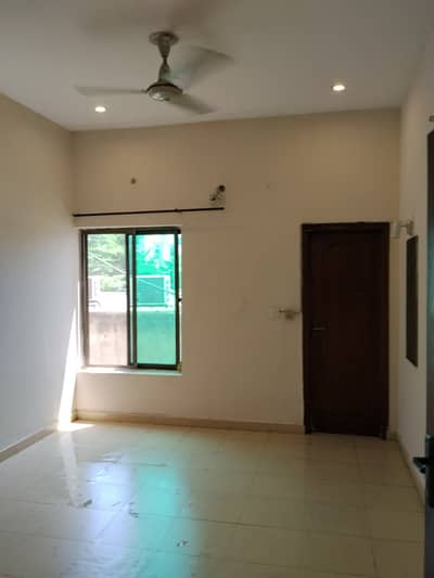 Room Near Emporium Mall And Ucp