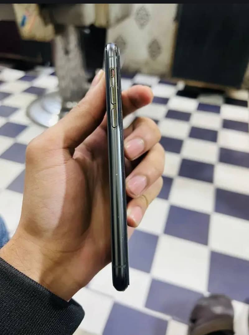 Apple iPhone 11 Pro 4