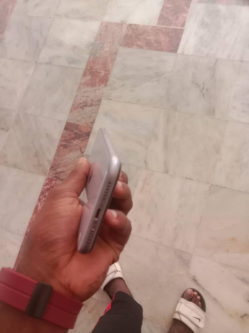 Apple iPhone 11 3