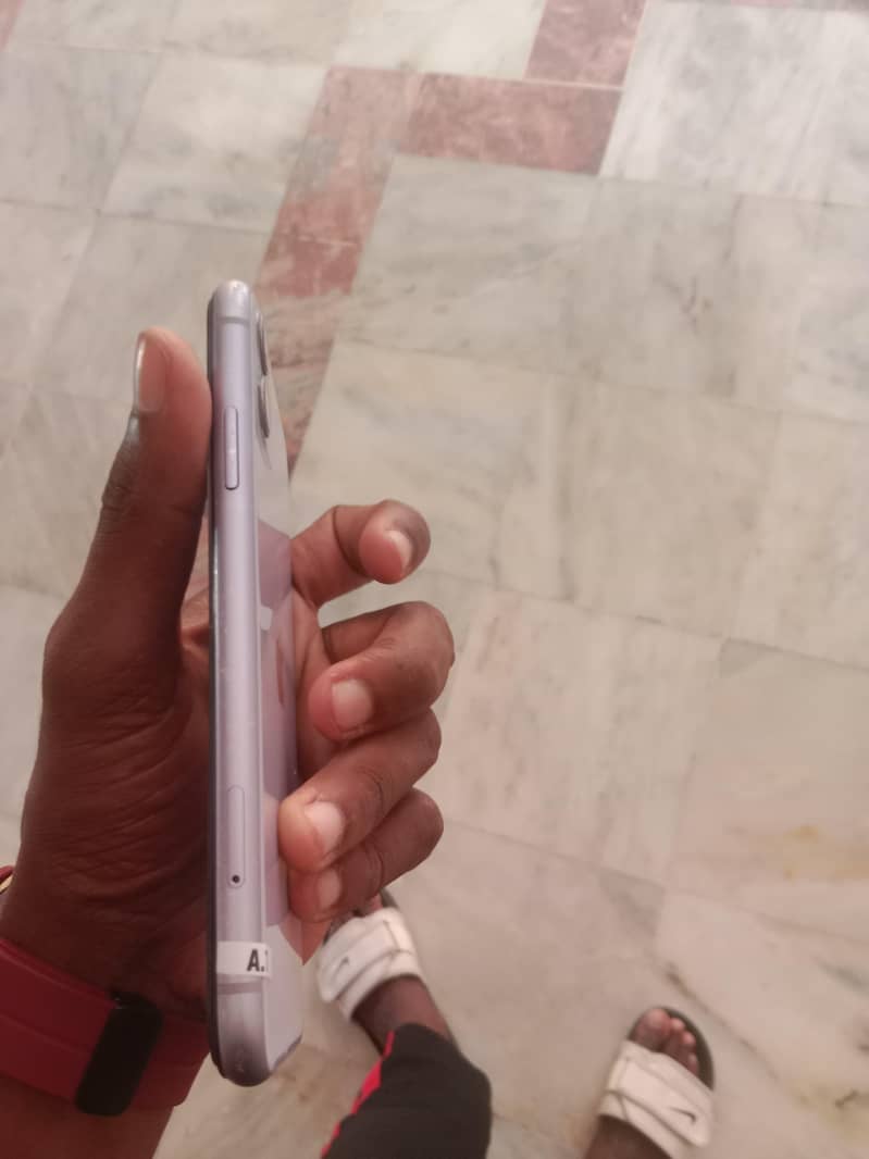Apple iPhone 11 4
