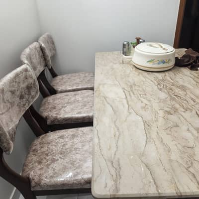6 seater dinning table 15 days used