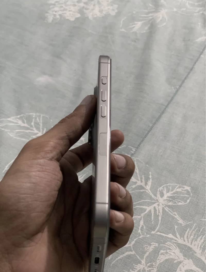 Apple iPhone 16 Pro 1