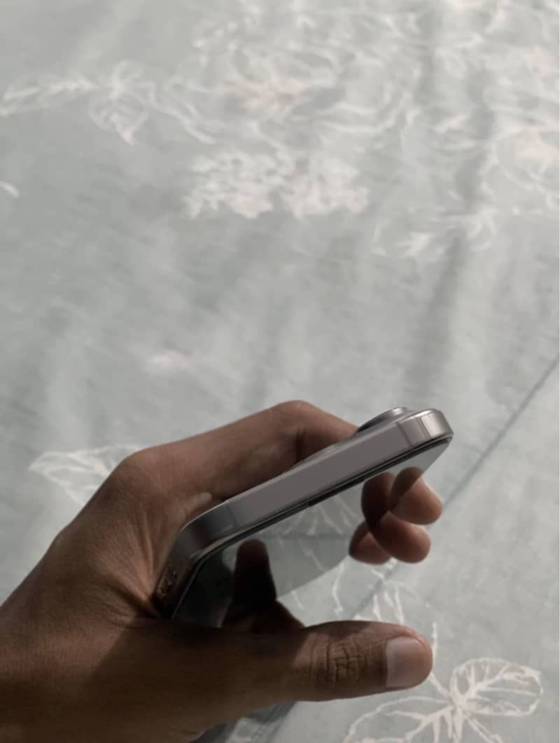 Apple iPhone 16 Pro 3