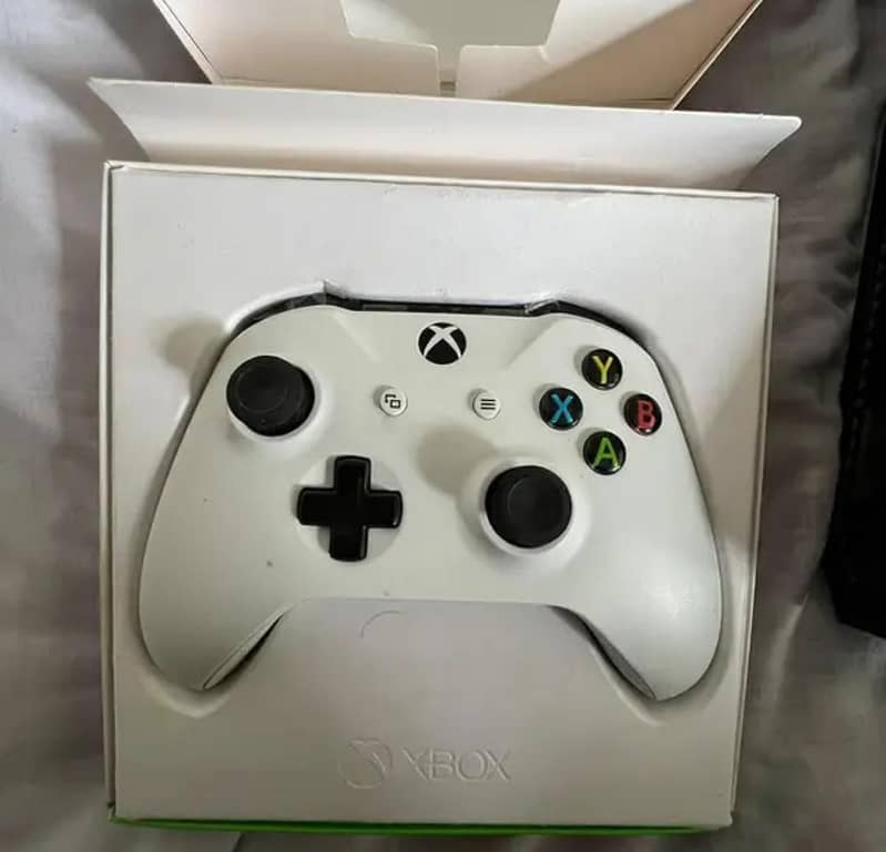 XBox One in Mint Condition with 2 wireless controllers 3