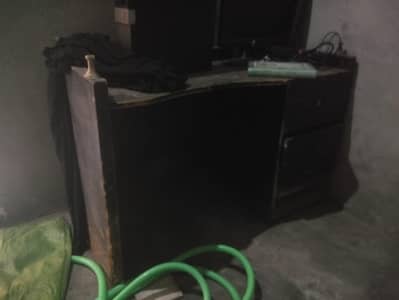 Table for sale Old hai lakri mazboot hai paint utra hai for sale