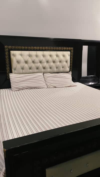 king size bed / 2 side table with full size mirror / dressing table