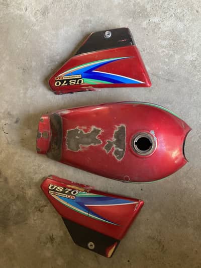 Finel: 25OO. Ki ha 7Occ bike fuel tank for sell contact no O3285915697