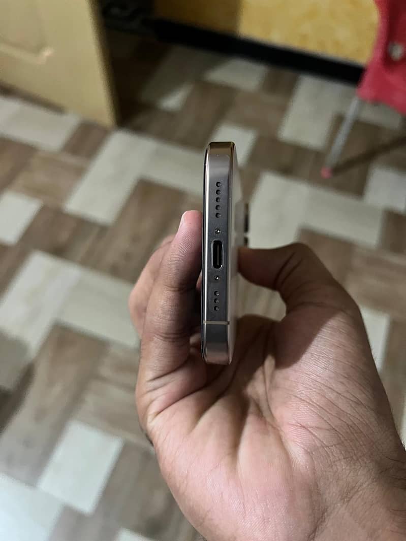 Apple iPhone 16 Pro 4