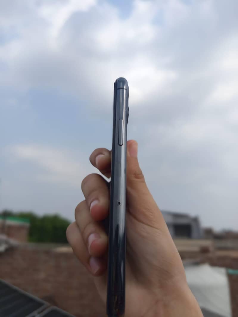 Apple iPhone 11 Pro 4