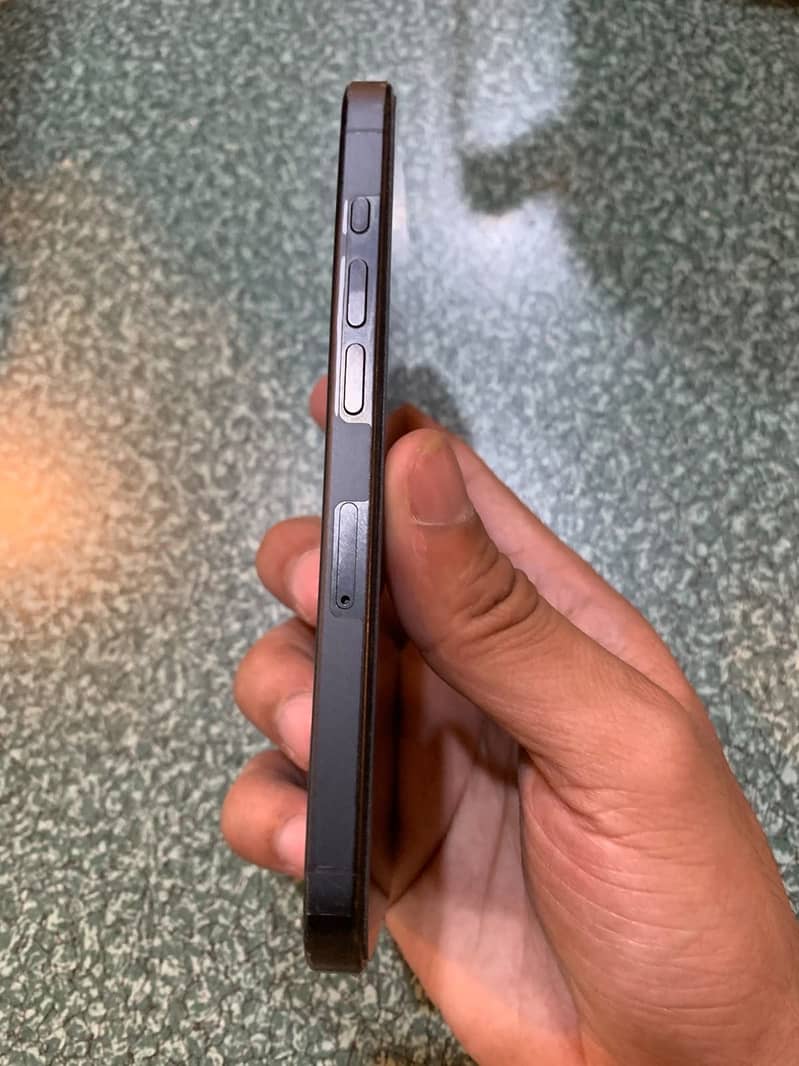 Apple iPhone 15 Pro 4