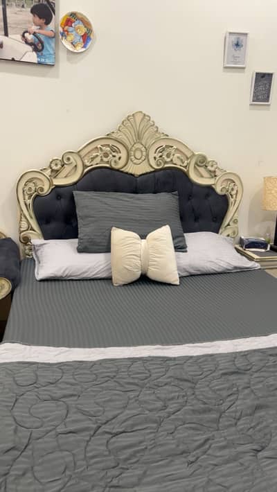 Complete queen size bed set with mattress