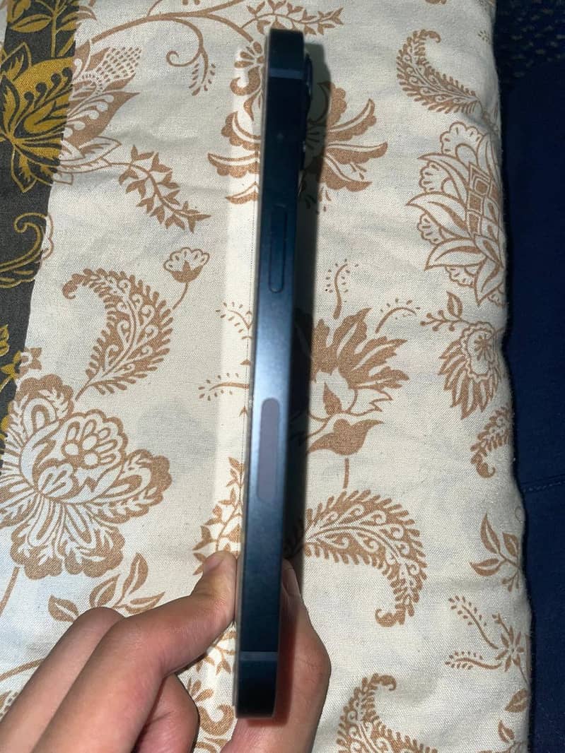 Apple iPhone 13 2