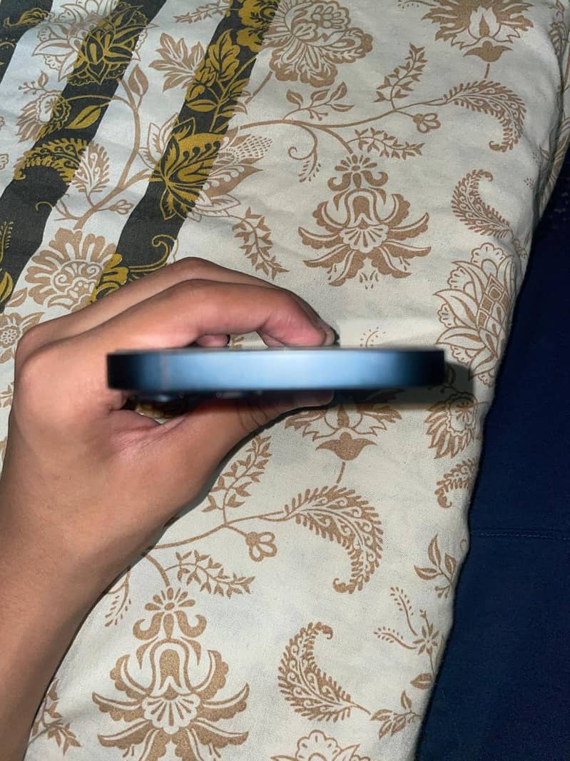Apple iPhone 13 5