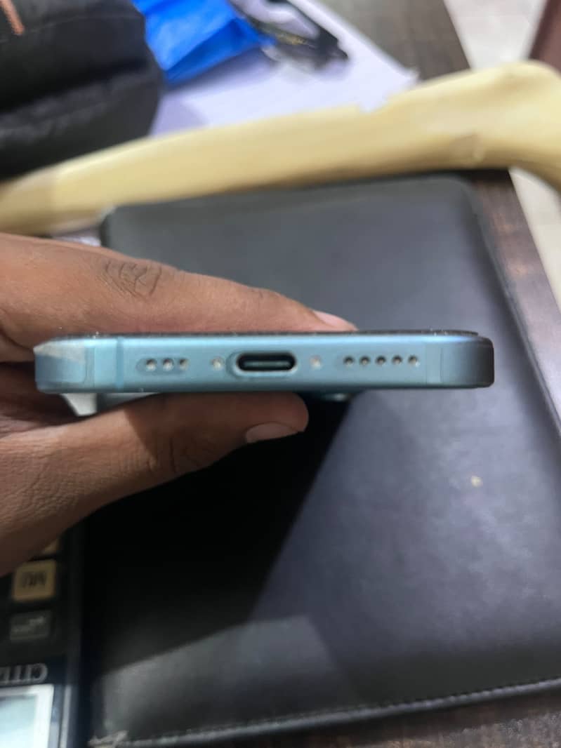 Apple iPhone 16 2