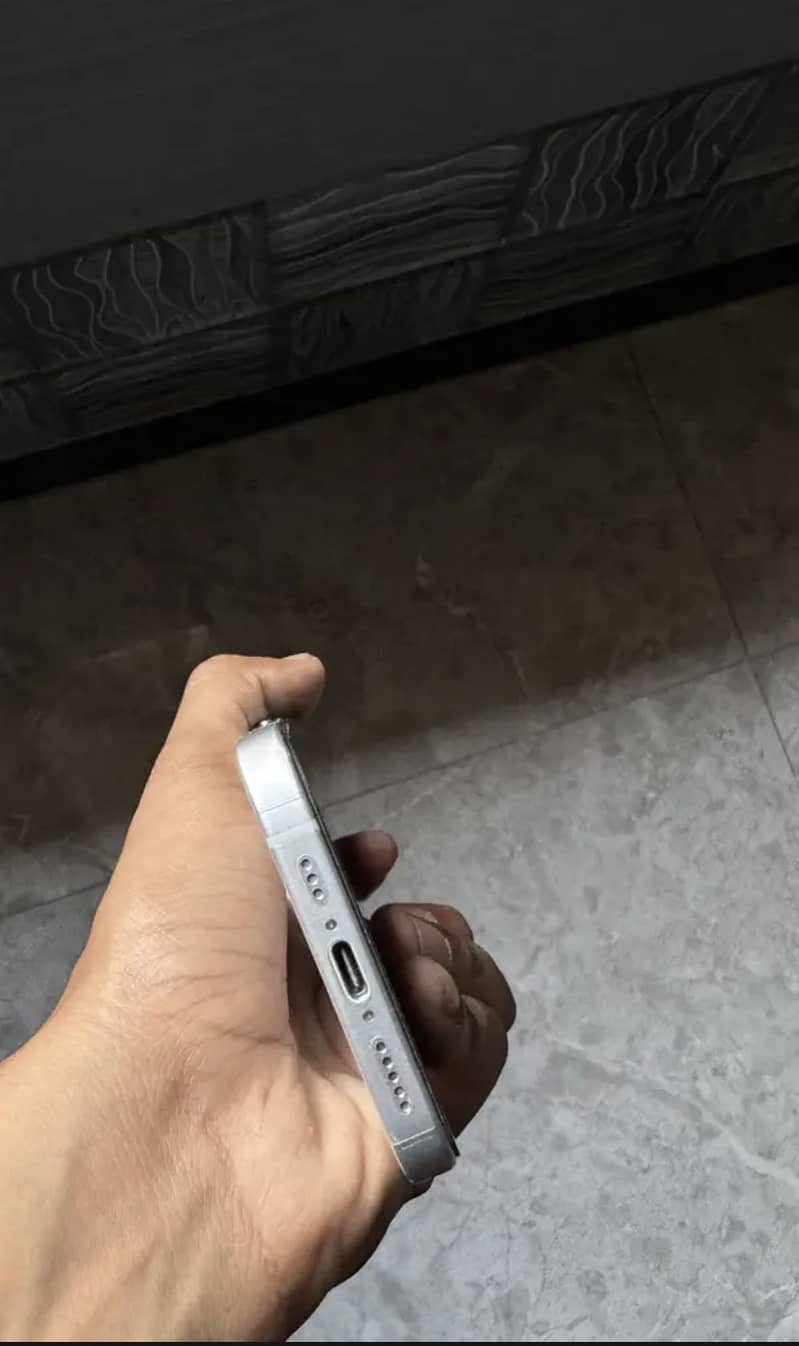 Apple iPhone 15 4
