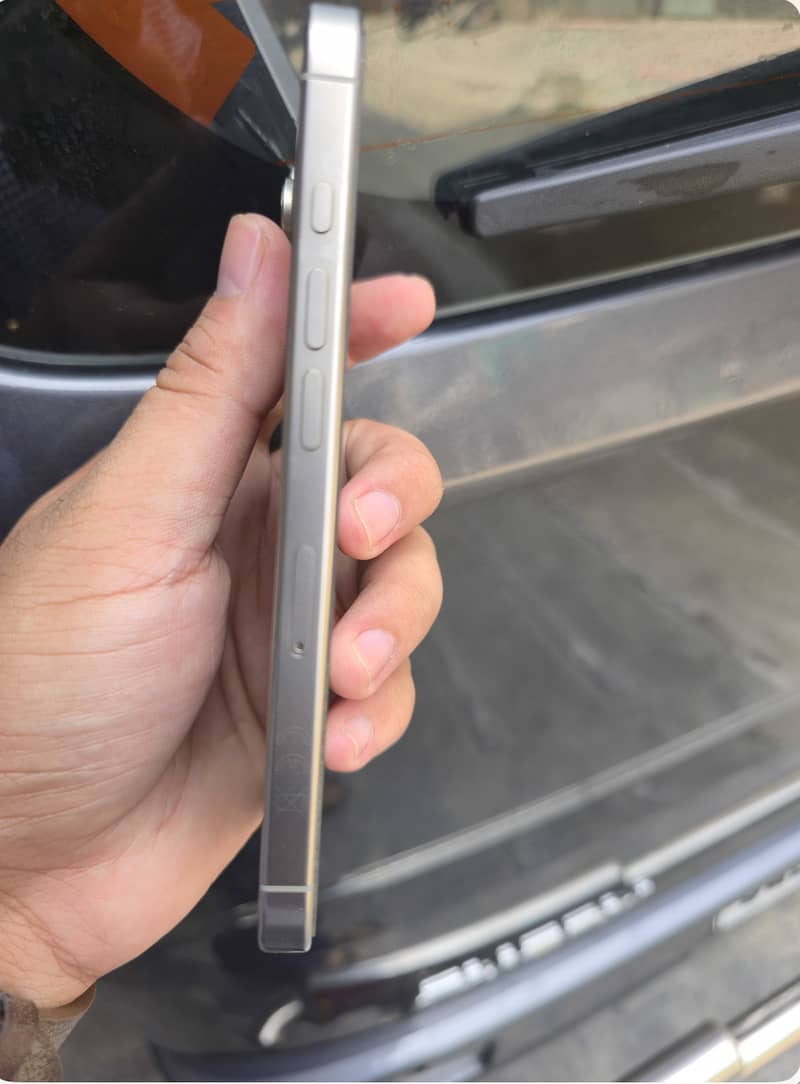 Apple iPhone 16 Pro 1