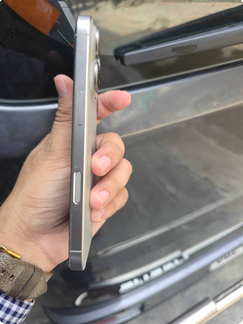 Apple iPhone 16 Pro 2