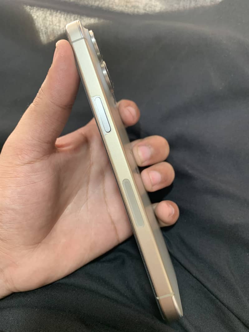 Apple iPhone 15 Pro Max 2
