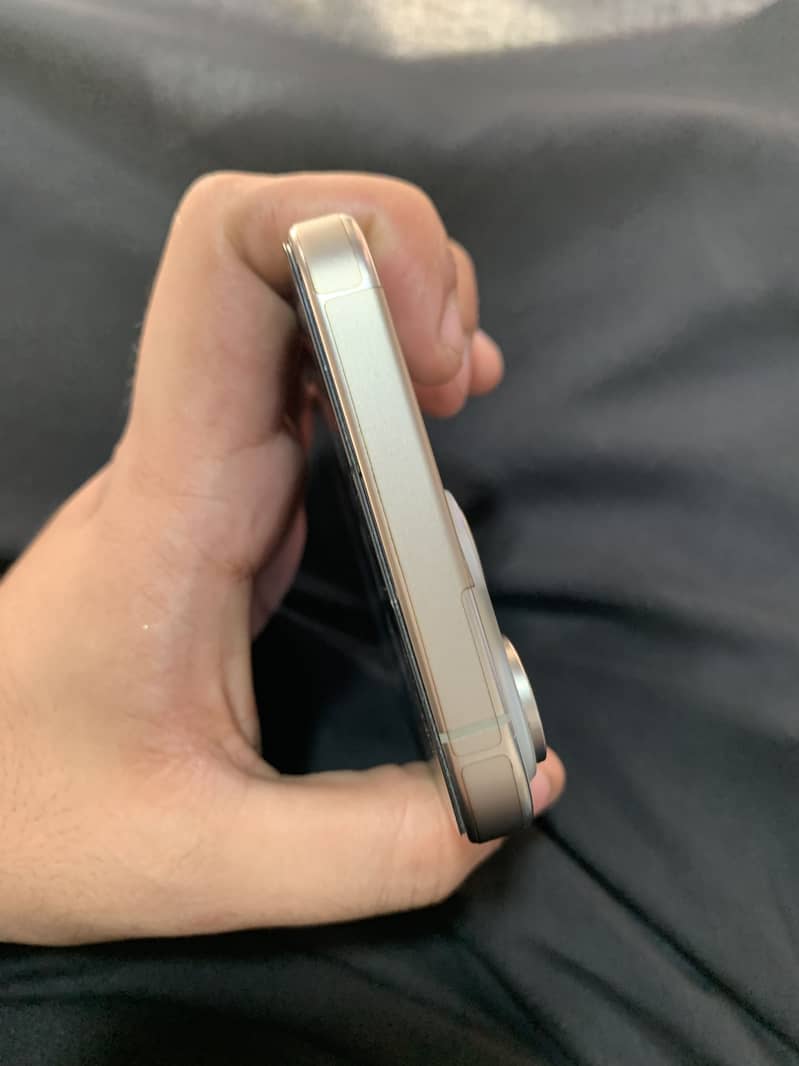 Apple iPhone 15 Pro Max 4