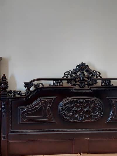 Chinoti king size bed