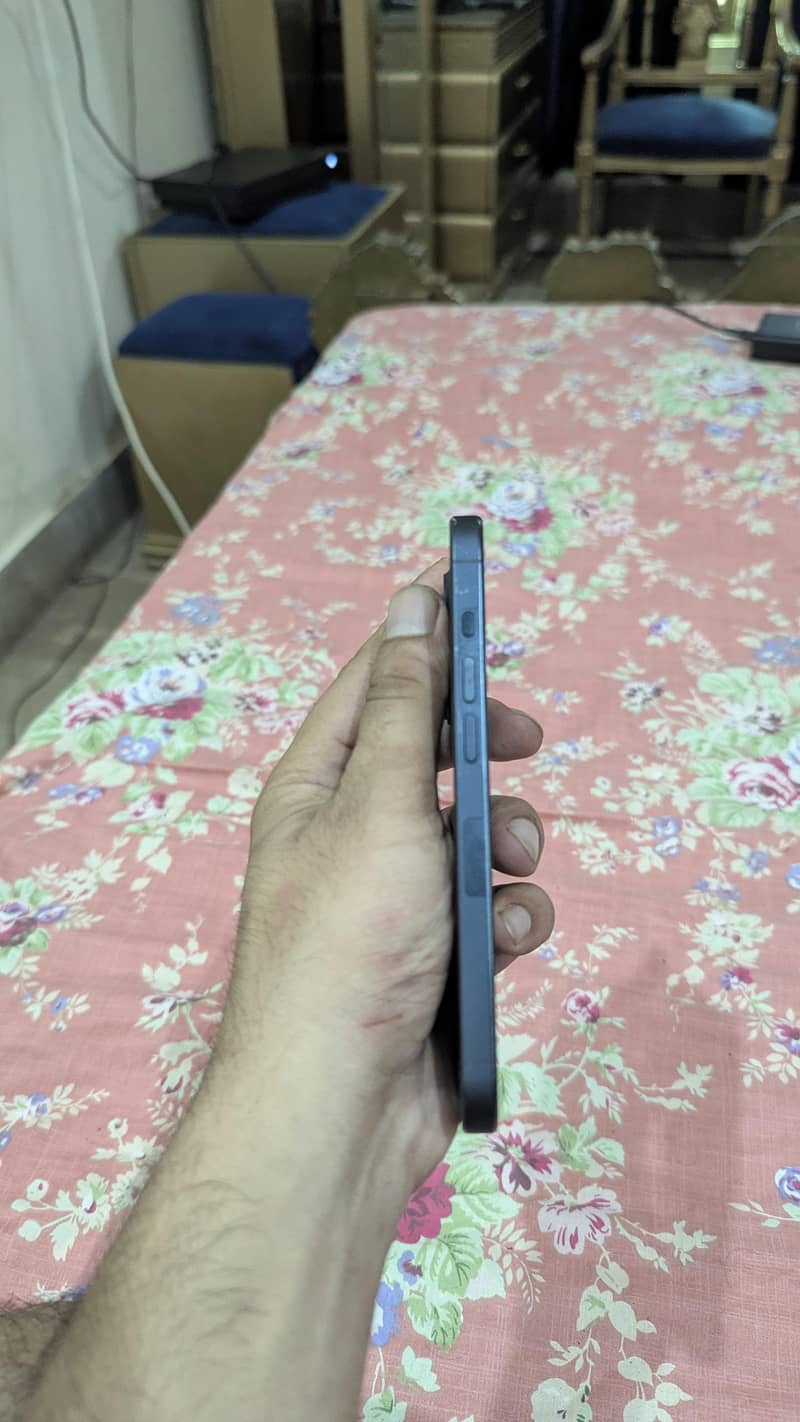Apple iPhone 15 Pro 3