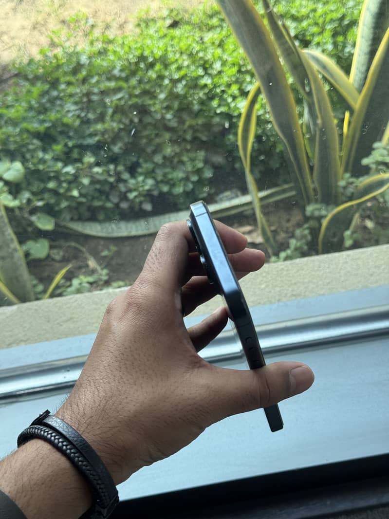 Apple iPhone 15 Pro Max 2