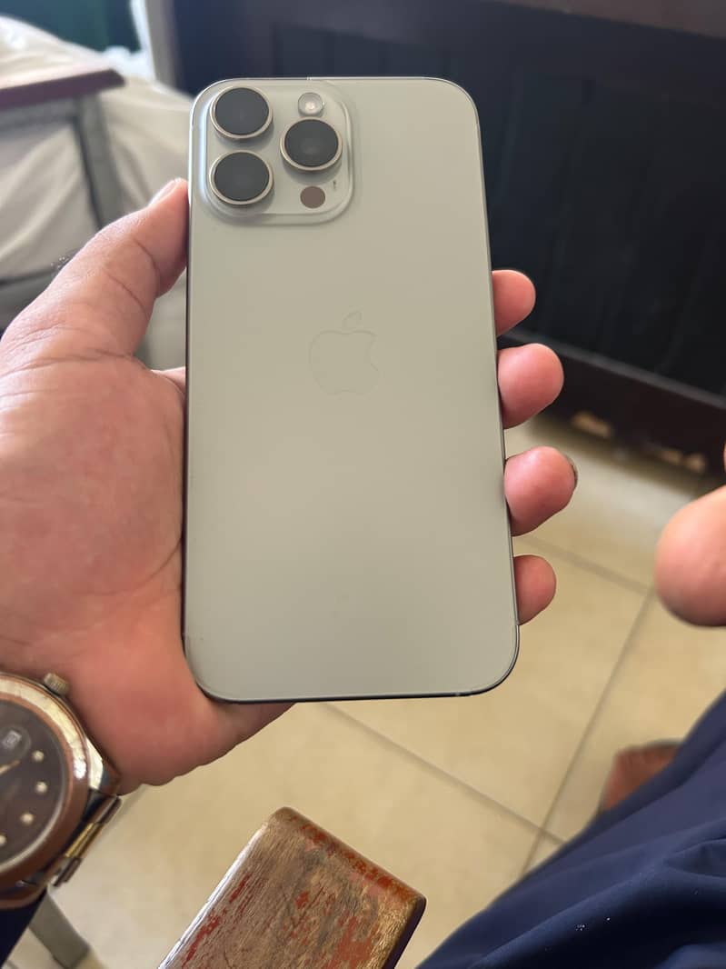 Apple iPhone 16 Pro Max 1