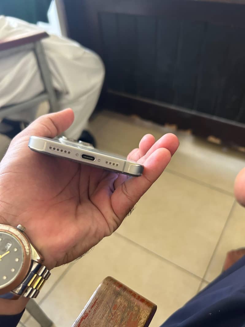 Apple iPhone 16 Pro Max 2