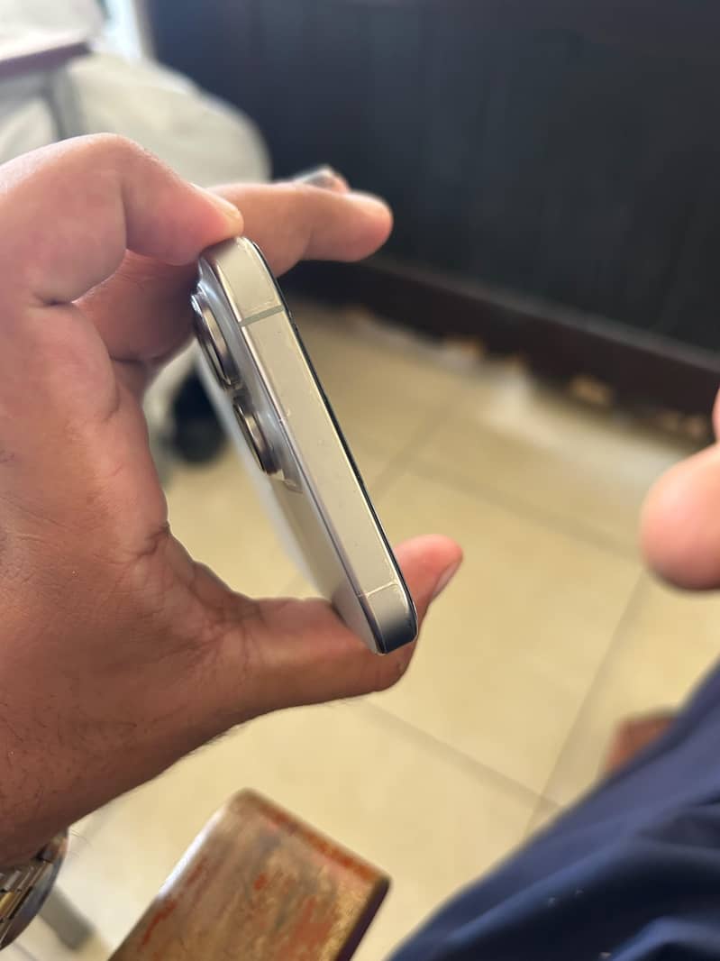 Apple iPhone 16 Pro Max 4
