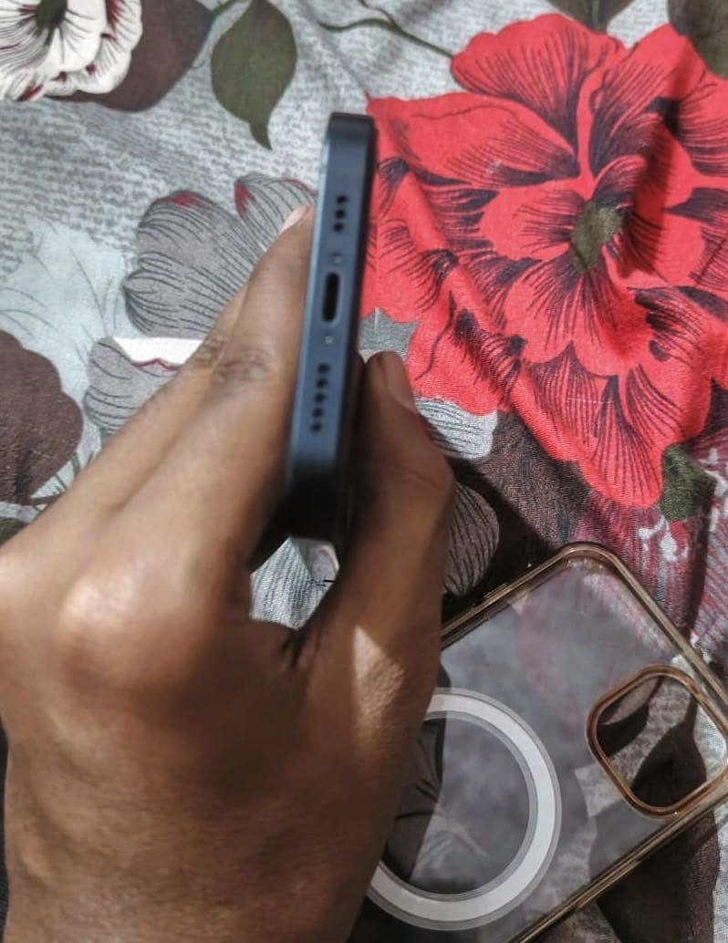 Apple iPhone 13 4