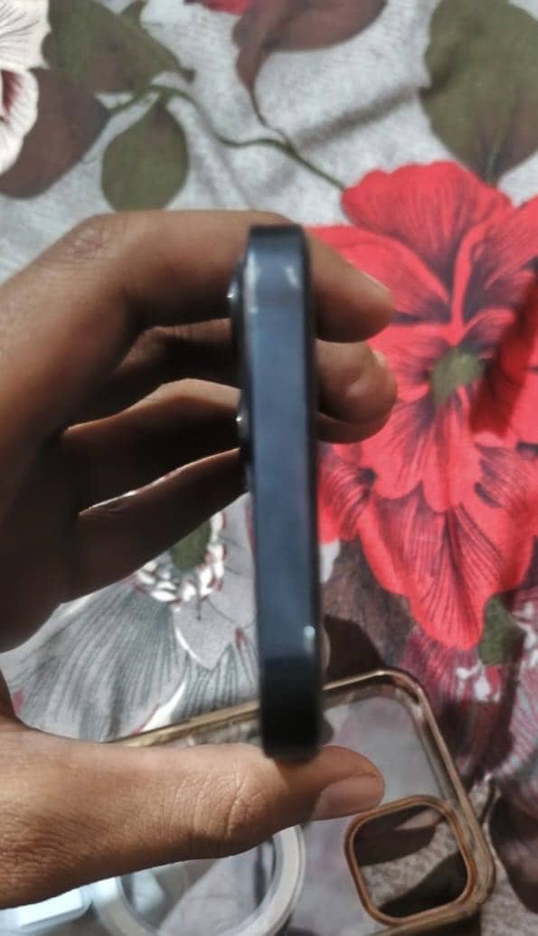 Apple iPhone 13 9