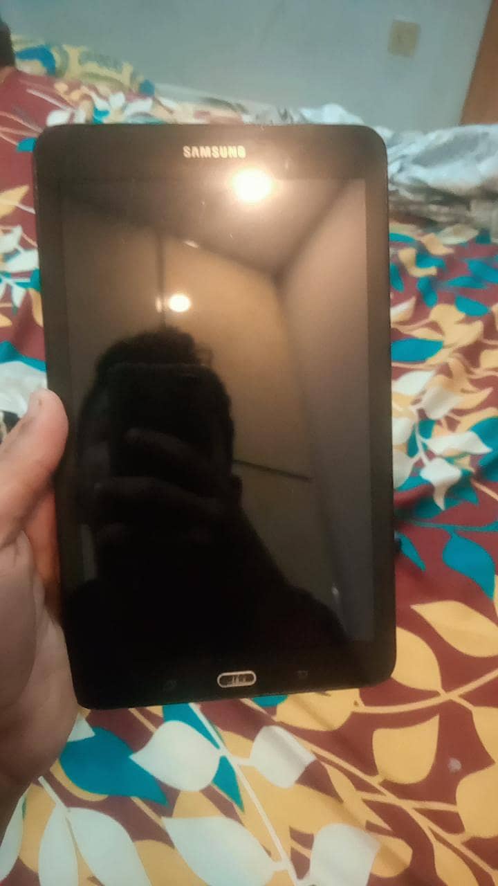SAMSUNG GALAXY TABE E. 8 1