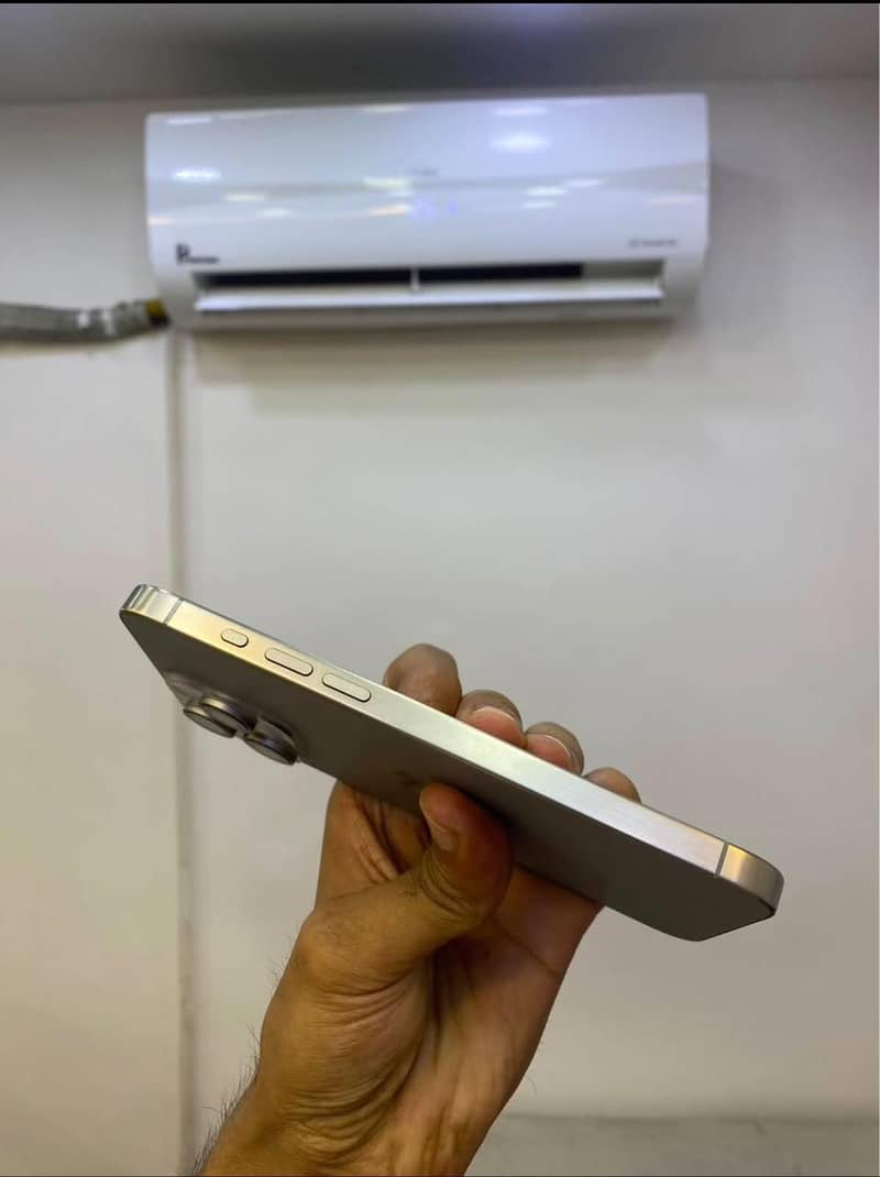 Apple iPhone 15 Pro Max 1