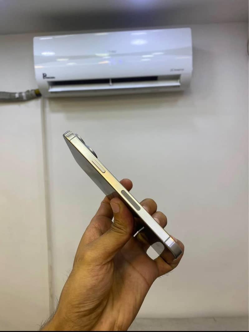 Apple iPhone 15 Pro Max 3