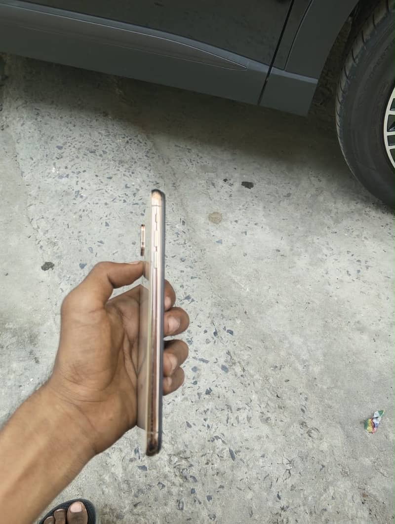 Apple iPhone XS Max 3
