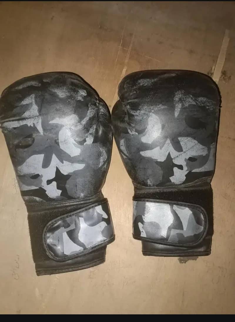 boxing gloves 0