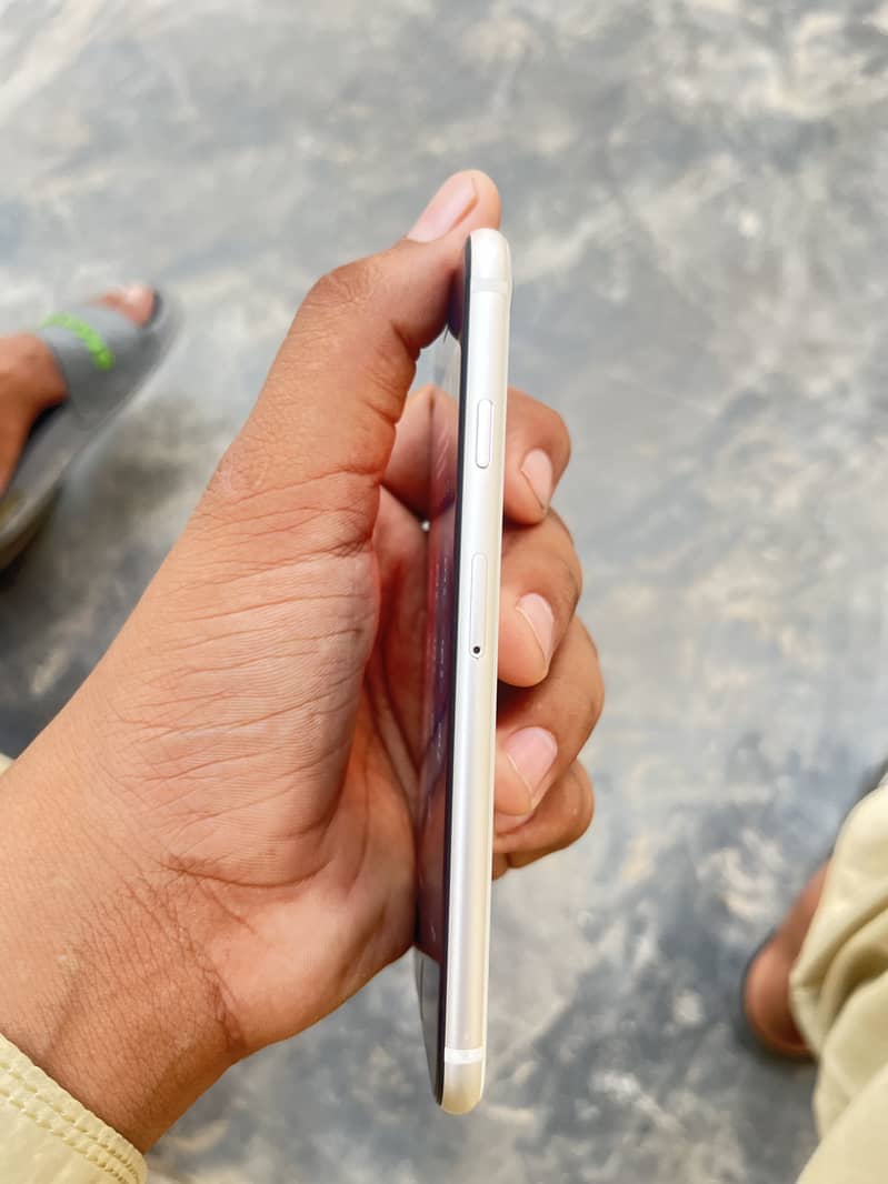 Apple iPhone SE 10