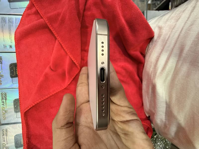 Apple iPhone 16 Pro Max 4