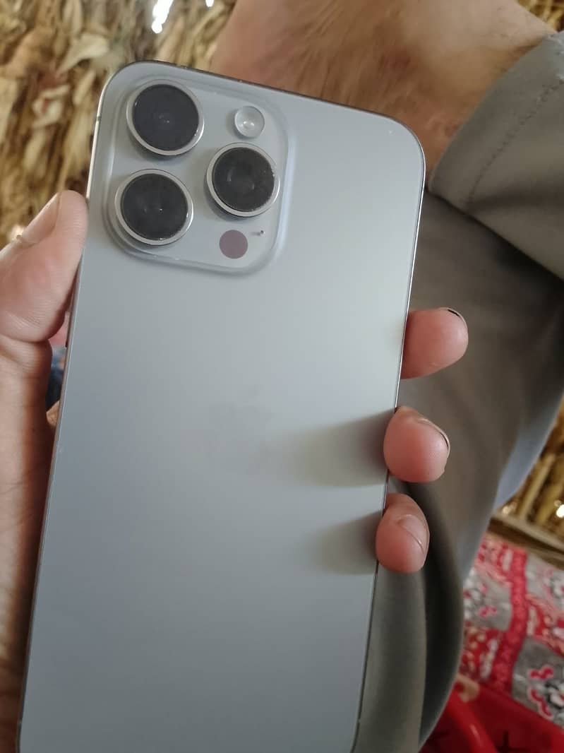 Apple iPhone 15 Pro Max 3