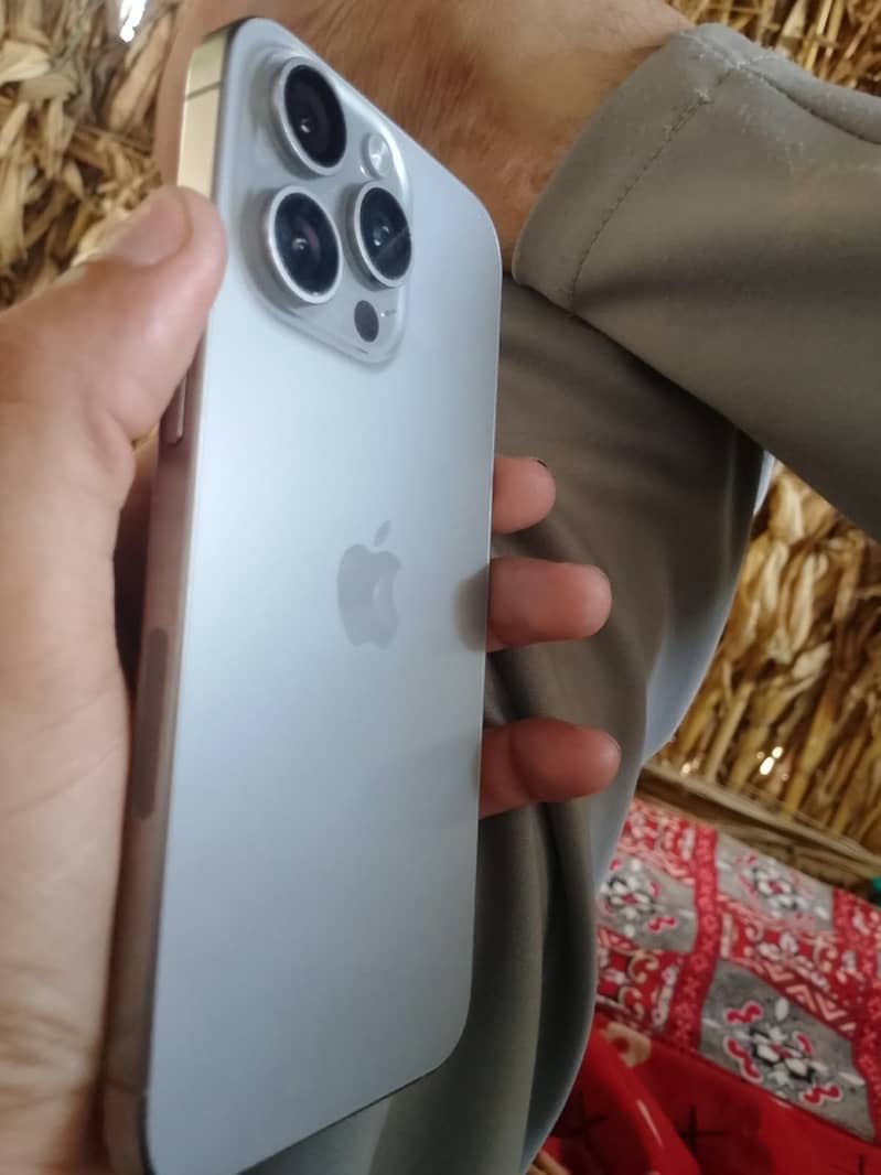 Apple iPhone 15 Pro Max 4