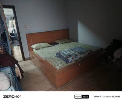 solid wood king size bed- good condition