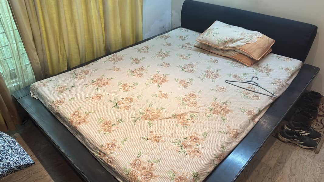 queen sized bed 0