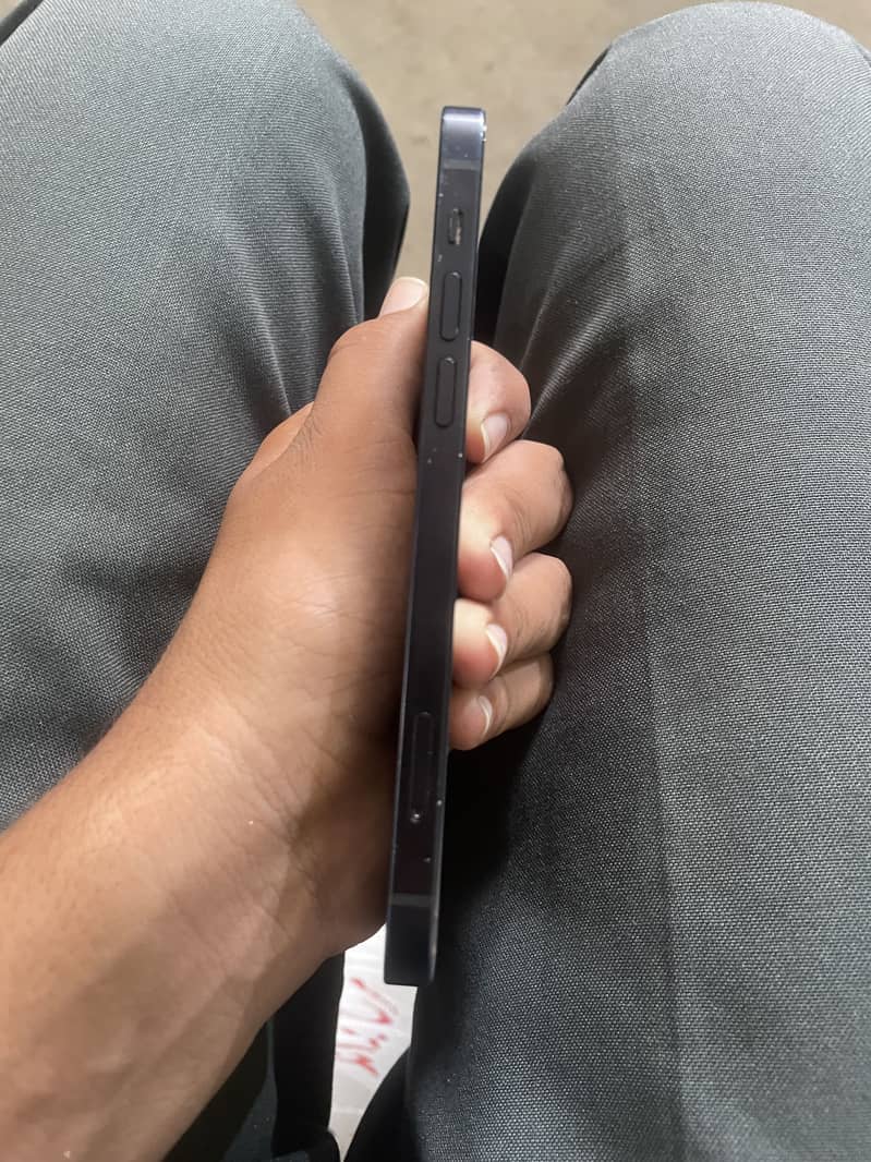Apple iPhone 12 4