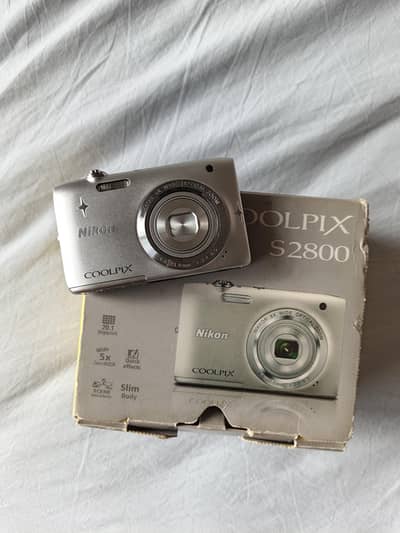 Nikon Coolpix S2800 digital camera with box