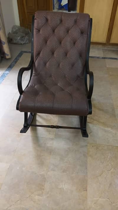 Elegant Rocking chair in solid wood