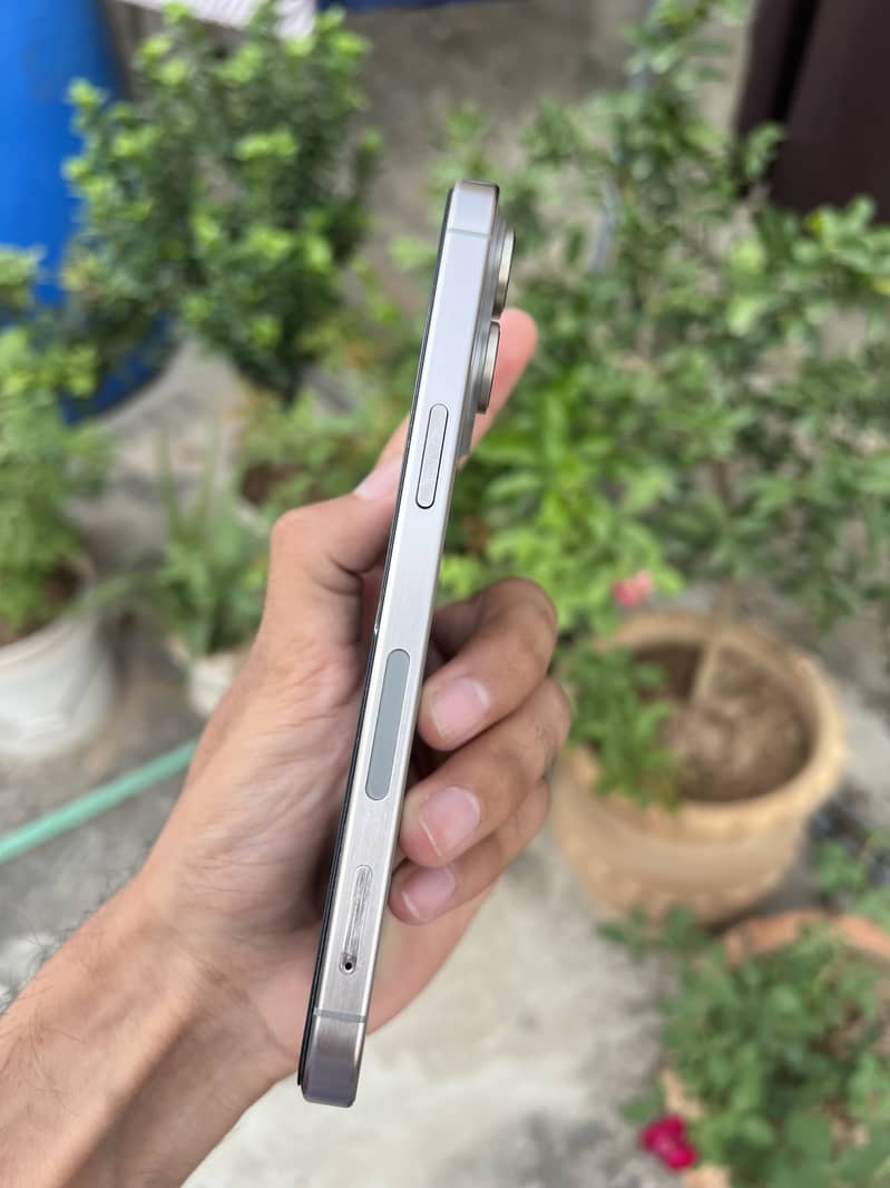 Apple iPhone 15 Pro Max 2