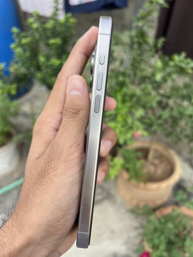 Apple iPhone 15 Pro Max 4