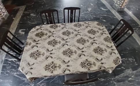 Dining table in a good condition