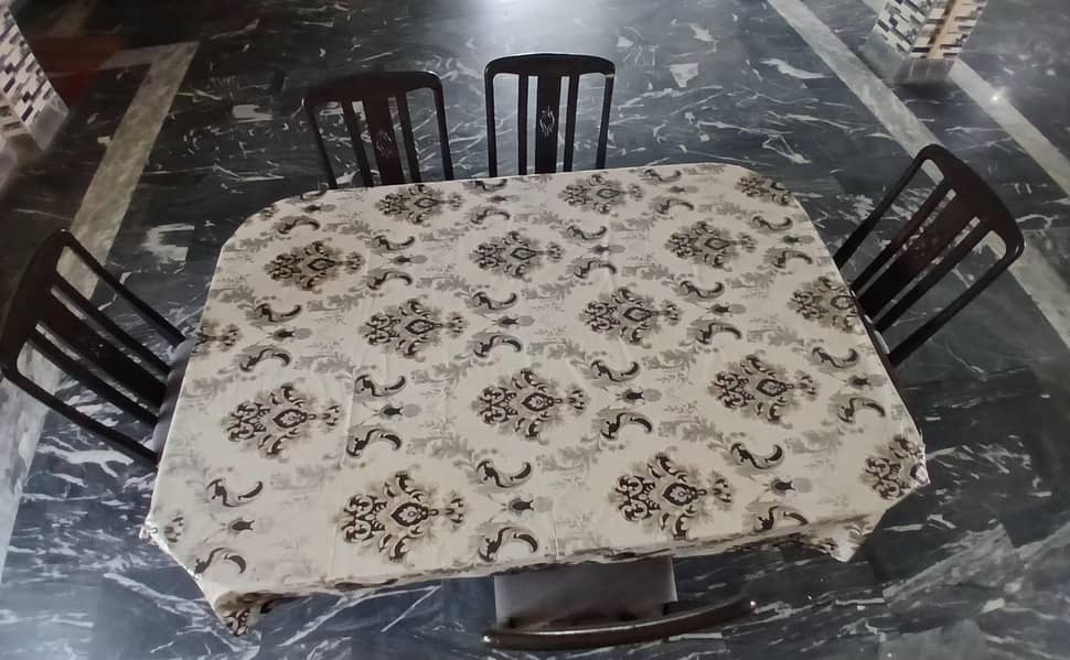 Dining table in a good condition 0