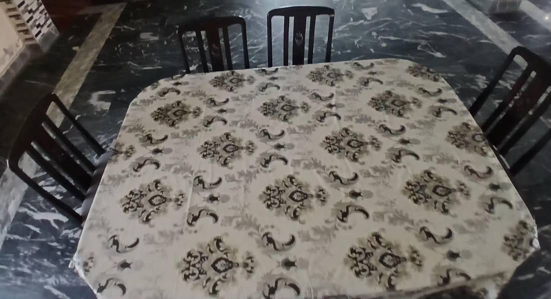 Dining table in a good condition 1